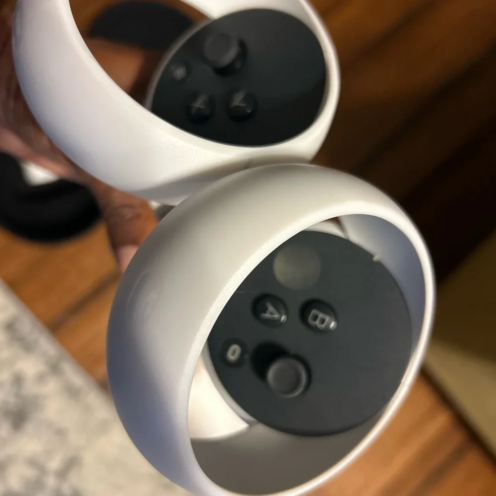 Oculus VR Headset with Controllers - White and carrying case